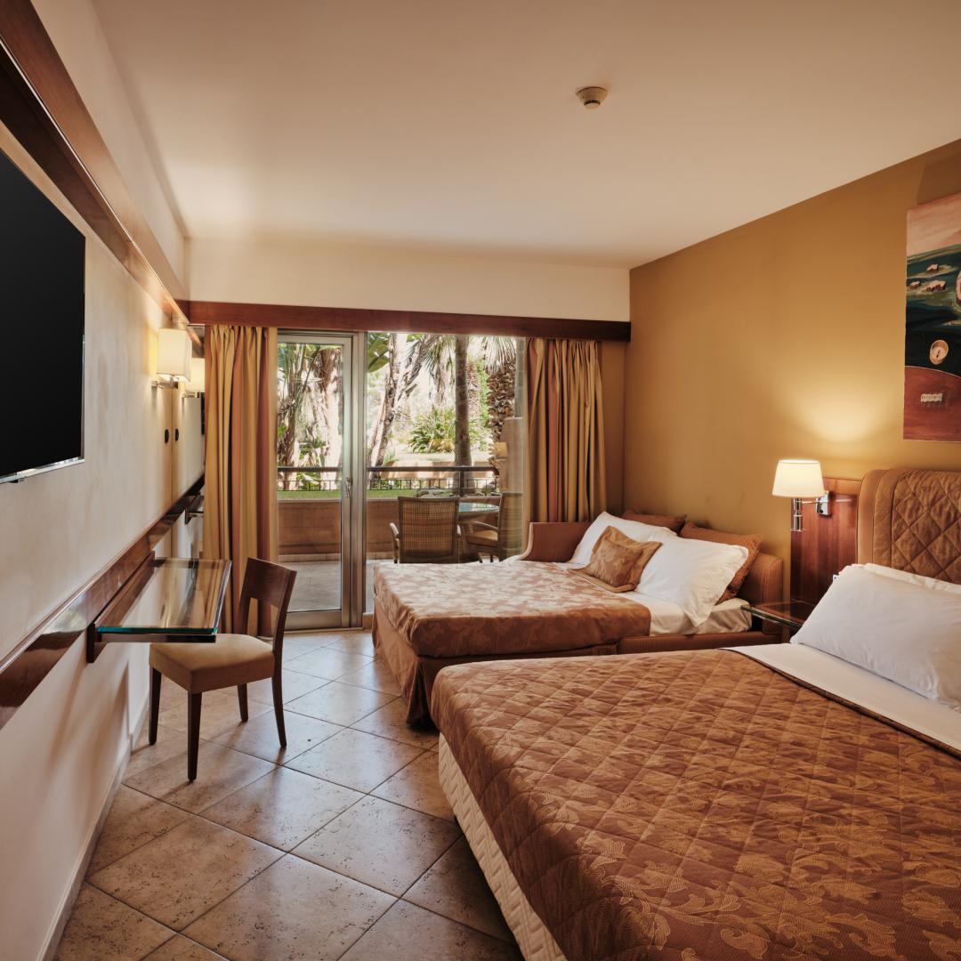 Deluxe Family Room Pool Side